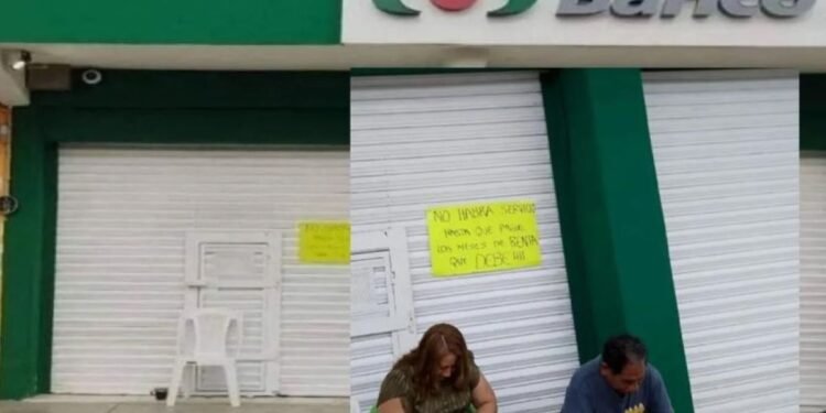 Cierran sucursal de Banco Azteca en Veracruz en medio del escándalo #BancoAztecaEnQuiebra