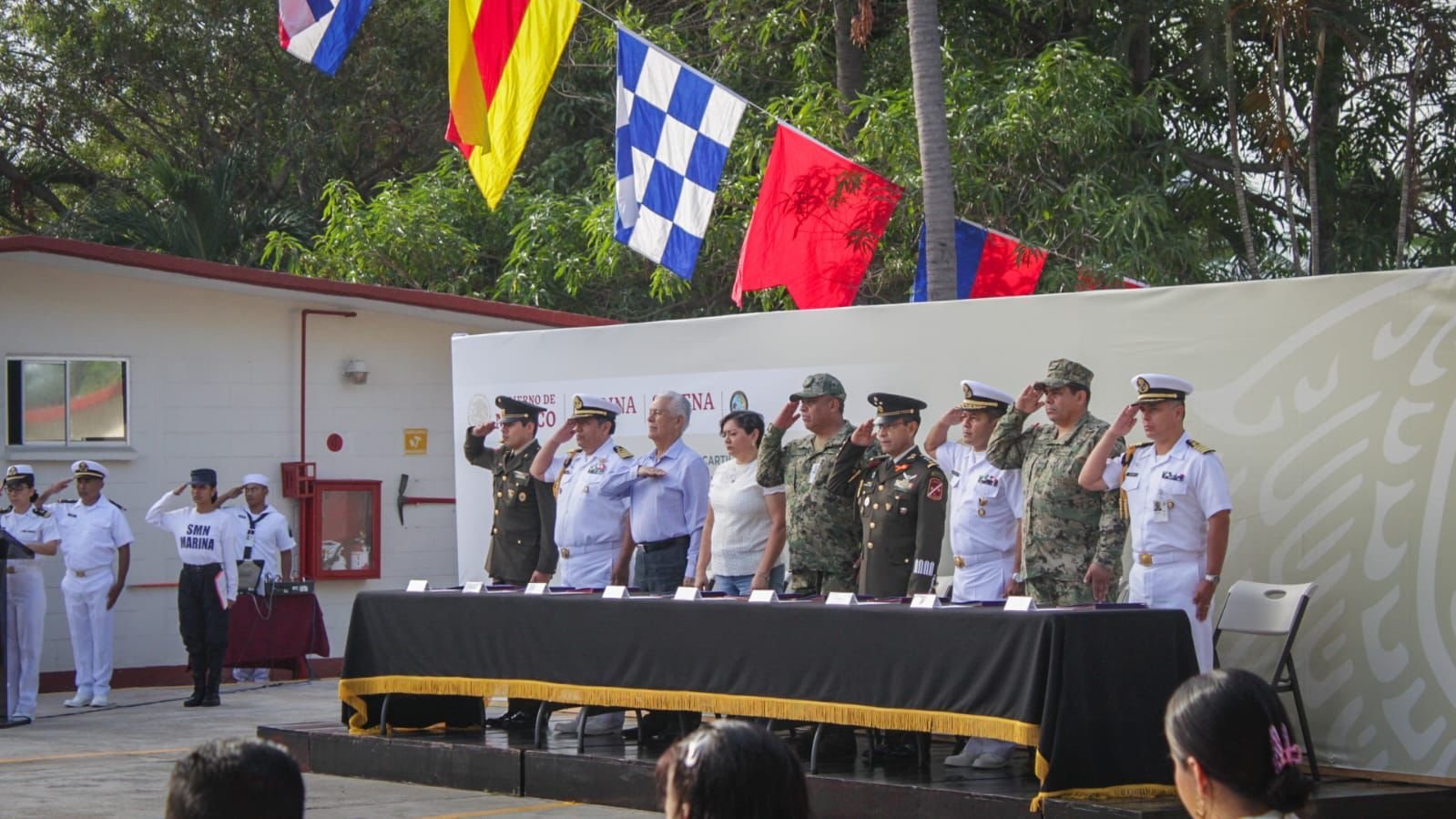 86 jóvenes