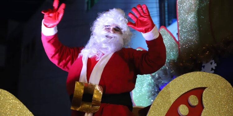 Magia y alegría: Puerto Vallarta celebra su primer desfile navideño Magia y alegría: Puerto Vallarta celebra su primer desfile navideño