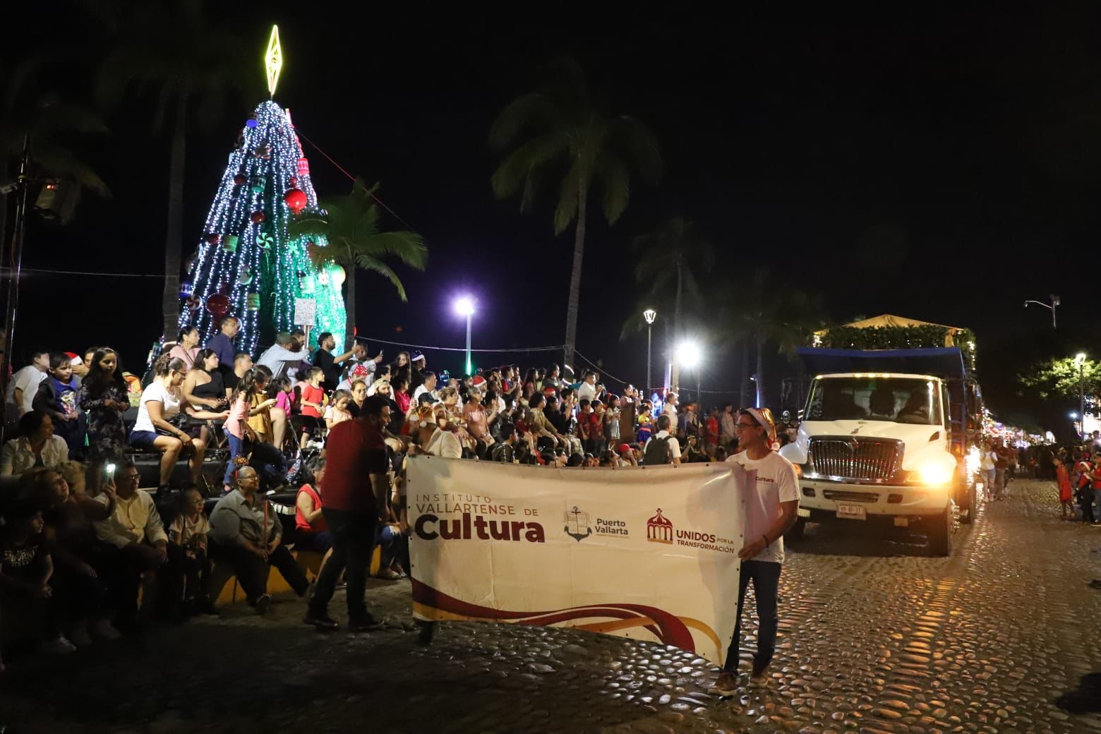 Magia y alegría: Puerto Vallarta celebra su primer desfile navideño 1 desfile navideño
