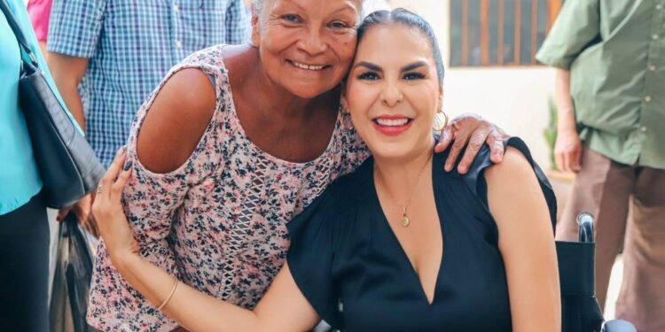 Emotivo recibimiento a la alcaldesa Mirtha Villalvazo con «Las Mañanitas» en el Ayuntamiento