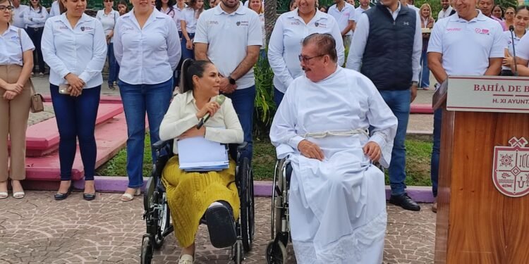 Mirtha Villalvazo, en silla de ruedas, no pierde el sentido del humor