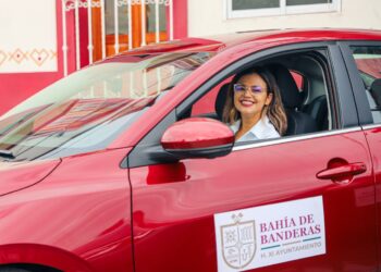Reforzando el servicio: Entrega de vehículos por la Alcaldesa de Bahía de Banderas