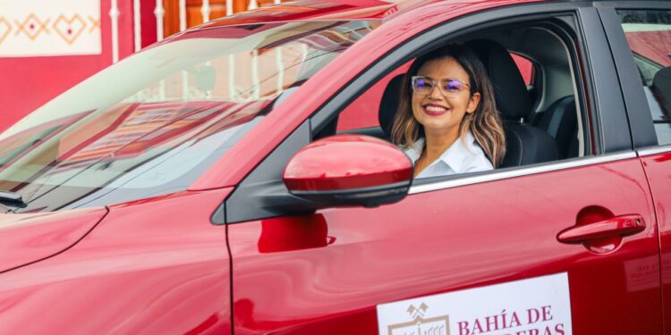 Reforzando el servicio: Entrega de vehículos por la Alcaldesa de Bahía de Banderas