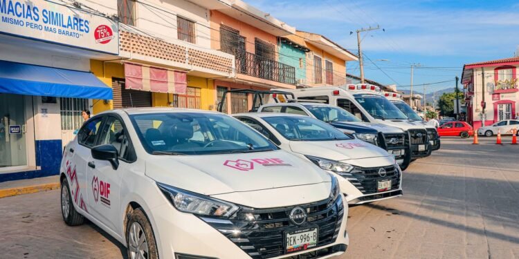 Entregan dos ambulancias a Seguridad y dos vehículos al DIF de Bahía de Banderas