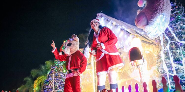 «Felicidad y Magia: La presidente municipal, Mirtha Villalvazo, encabeza la Magia Navideña en un desfile único»