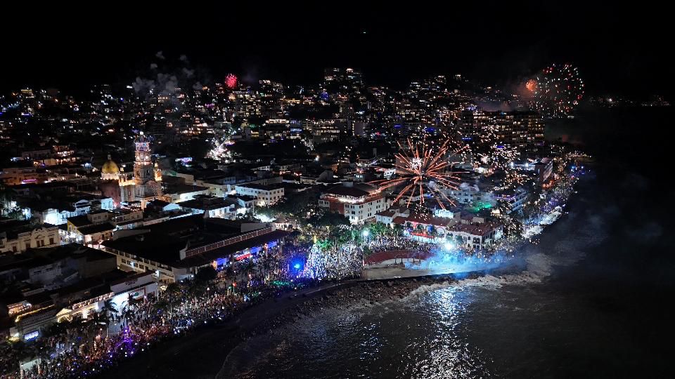 ¡Viva 2024! Puerto Vallarta recibe el año nuevo con deslumbrante celebración 1 2024