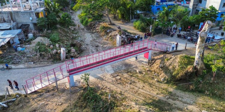 Con compromiso y desarrollo: Mirtha Villalvazo entrega puente peatonal en Higuera Blanca