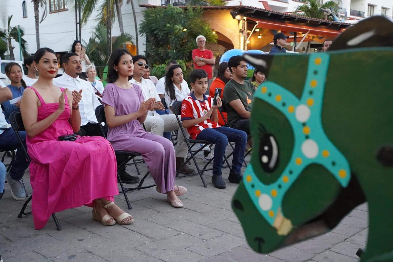 Arte en movimiento: Exposición ‘Corazón Vallartense’ llega a Marina Vallarta