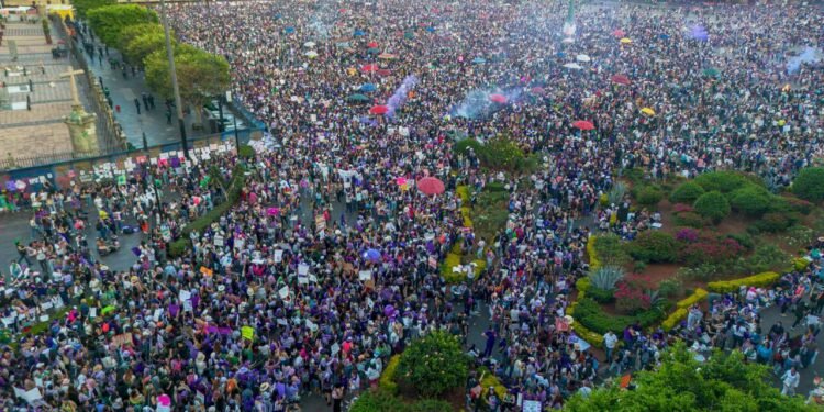 Abarrotan mujeres el zócalo y calles aledañas de la Ciudad de México
