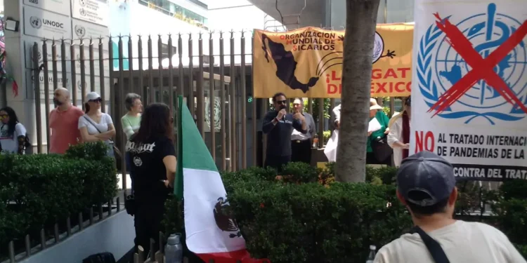 VIDEO, FOTOS: ¡Fuera de México! Ruidosa protesta frente a la OMS pide que abandone el país