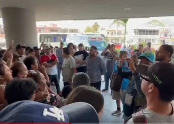 VIDEOS, FOTOS: Confusa situación en un hospital de Bucerías: La policía intentó detener a Jaime Cuevas