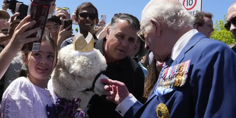 VIDEO: Una alpaca estornuda sobre el rey Carlos III de Inglaterra