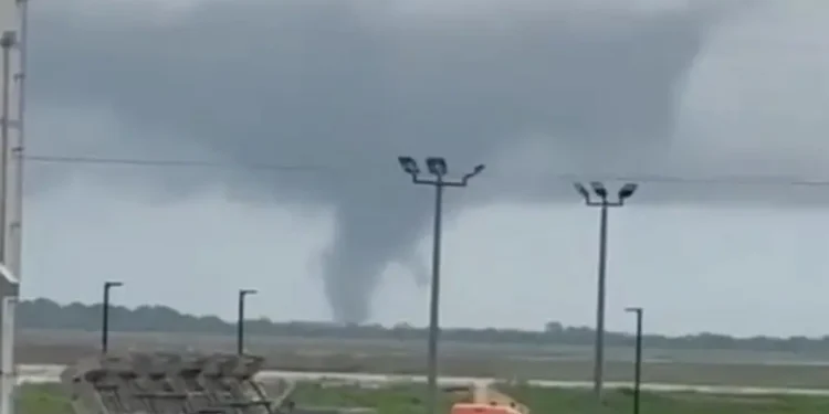 VIDEOS: El huracán Milton provoca tornados y deja a más de 3 millones sin electricidad en Florida