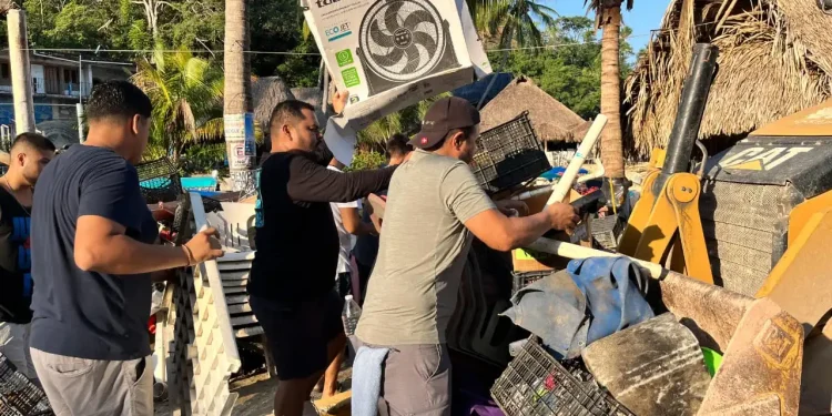 Limpian playas de Mismaloya y Boca de Tomatlán
