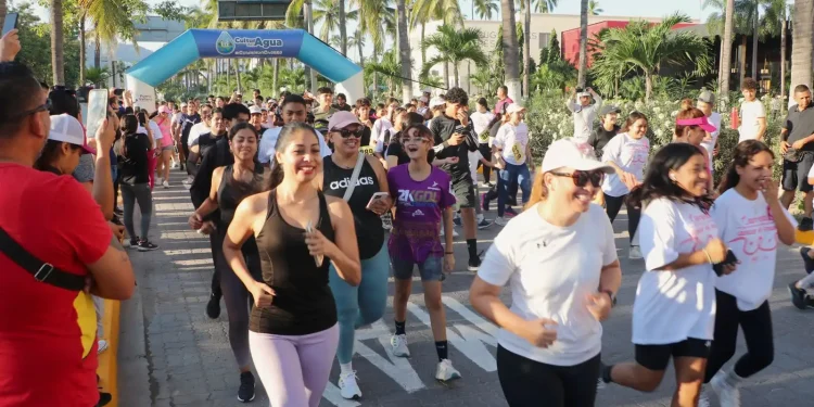 Exitosa carrera conmemorativa en apoyo a la lucha contra el cáncer de mama