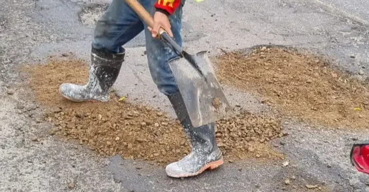 Ciudadanos de Nayarit toman acción ante baches en la carretera federal 200 Ciudadanos de Nayarit toman acción ante baches en la carretera federal 200