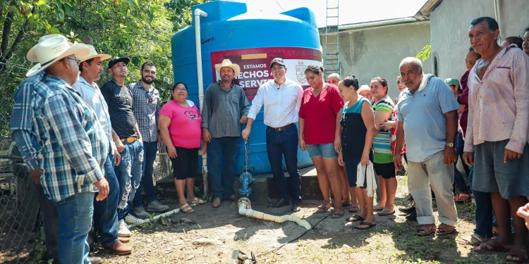 Héctor Santana resuelve crisis de agua en El Carrizo Héctor Santana resuelve crisis de agua en El Carrizo