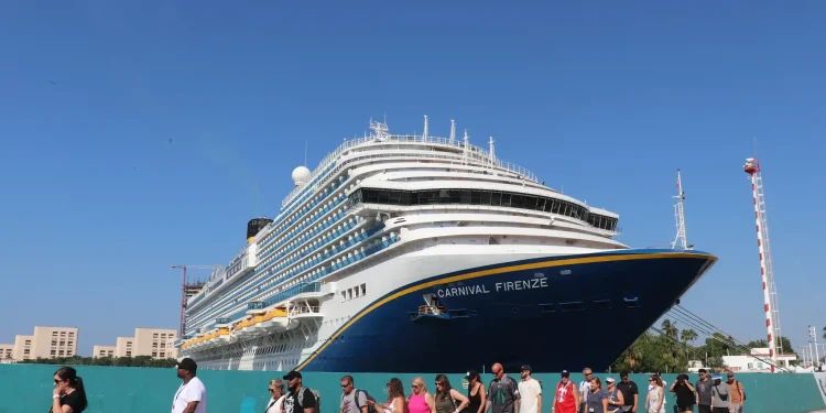 Gran arribo de cruceros impulsa la temporada alta en Puerto Vallarta