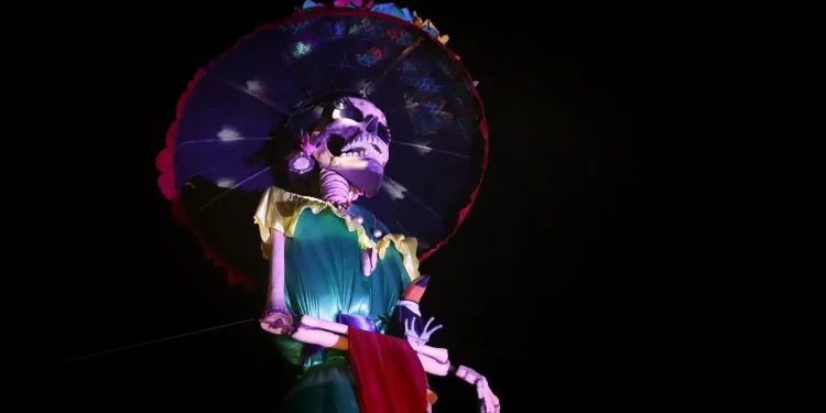 La Catrina monumental decora el Malecón de Puerto Vallarta en su cuarta edición
