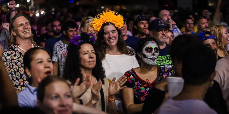 Bahía de Banderas honra a sus difuntos con música y tradición en Sayulita