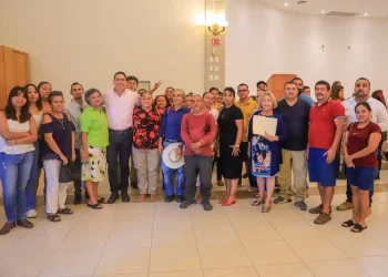 «Se acabaron los moches»: Héctor Santana entrega 2 mil licencias en Bahía de Banderas