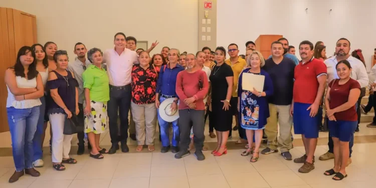 «Se acabaron los moches»: Héctor Santana entrega 2 mil licencias en Bahía de Banderas