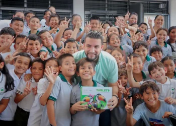 Arranca con éxito la entrega de tablets electrónicas en Puerto Vallarta