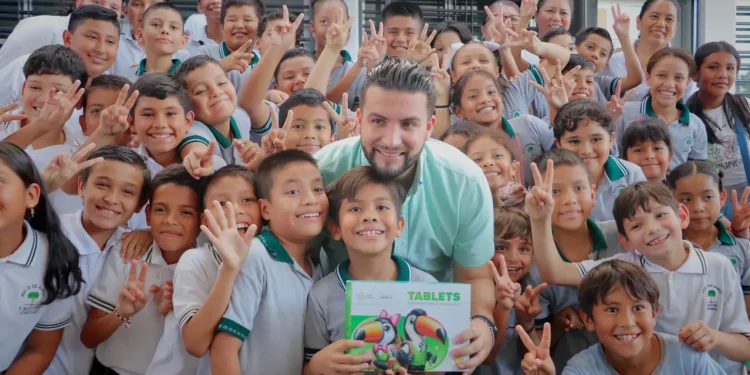 Arranca con éxito la entrega de tablets electrónicas en Puerto Vallarta Arranca con éxito la entrega de tablets electrónicas en Puerto Vallarta