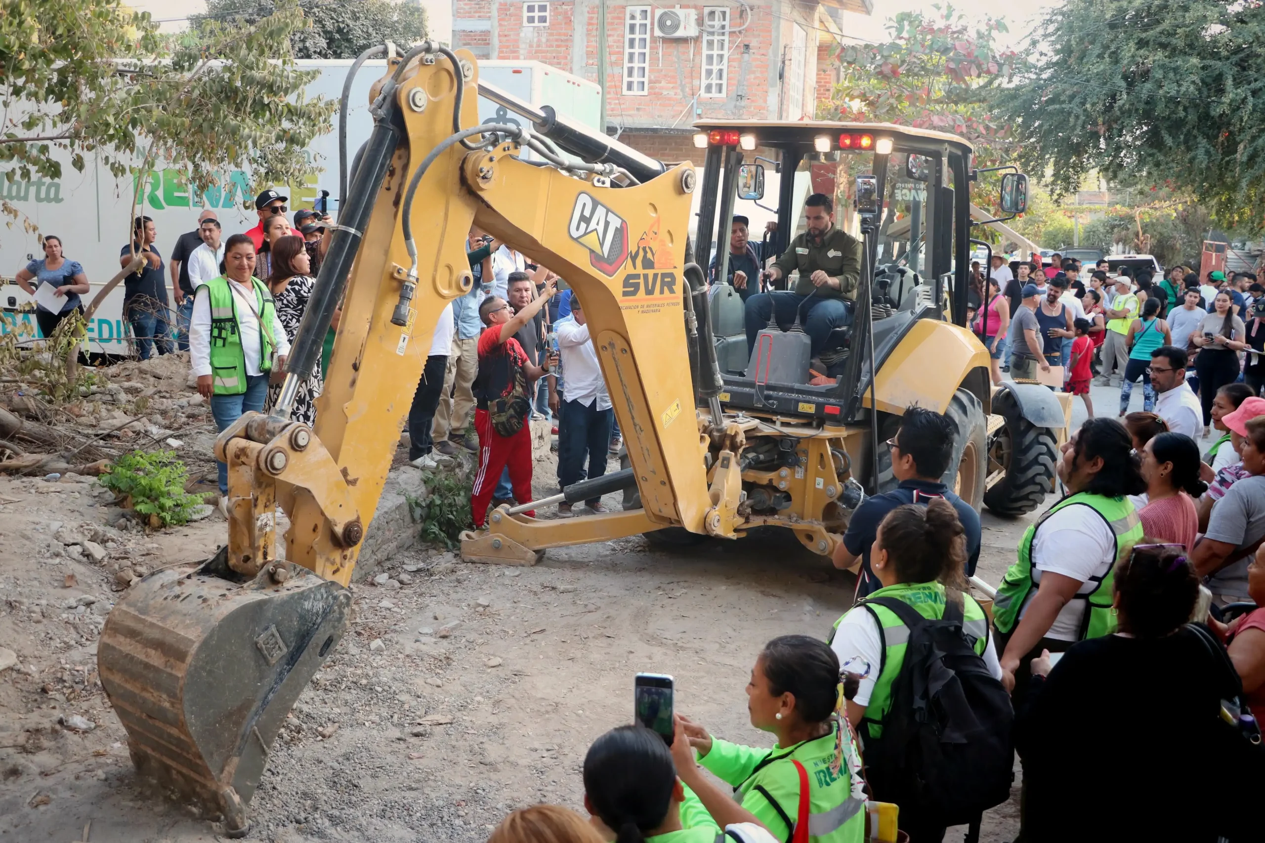 Renace El Mangal: Inicia histórica pavimentación para la colonia 1 El Mangal