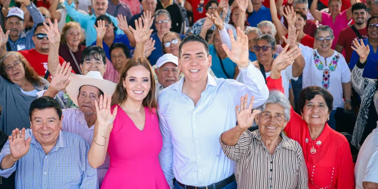 Héctor Santana convive con más de 3 mil adultos mayores en Bucerías