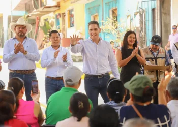 “El dinero del pueblo se queda en el pueblo”: Héctor Santana entrega nueva calle en Bucerías y garantiza agua limpia