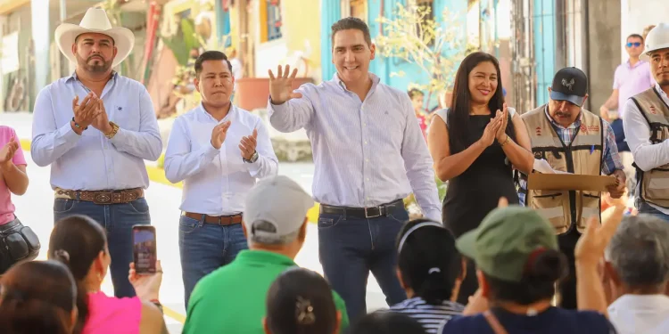 “El dinero del pueblo se queda en el pueblo”: Héctor Santana entrega nueva calle en Bucerías y garantiza agua limpia