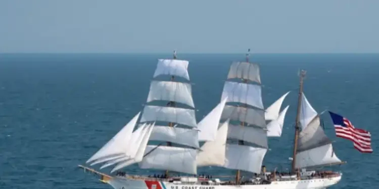 Buque de la Segunda Guerra Mundial visita Puerto Vallarta