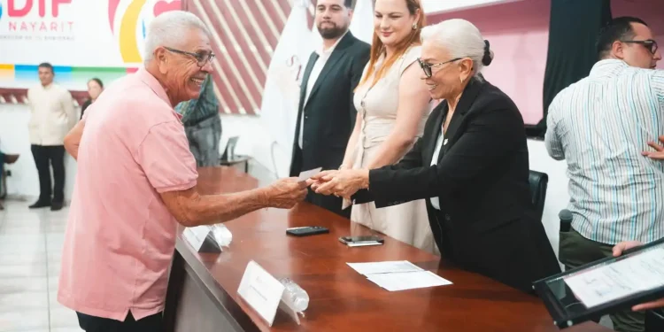 Reconocen años de servicio a personal del DIF Nayarit Reconocen años de servicio a personal del DIF Nayarit