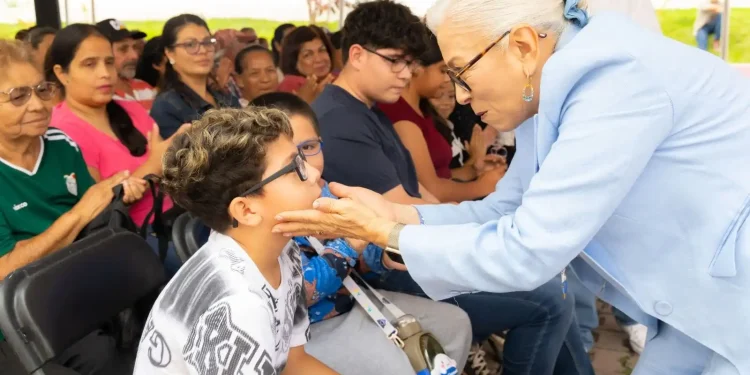 Beatriz Estrada mejora la salud visual de más nayaritas con entrega de lentes