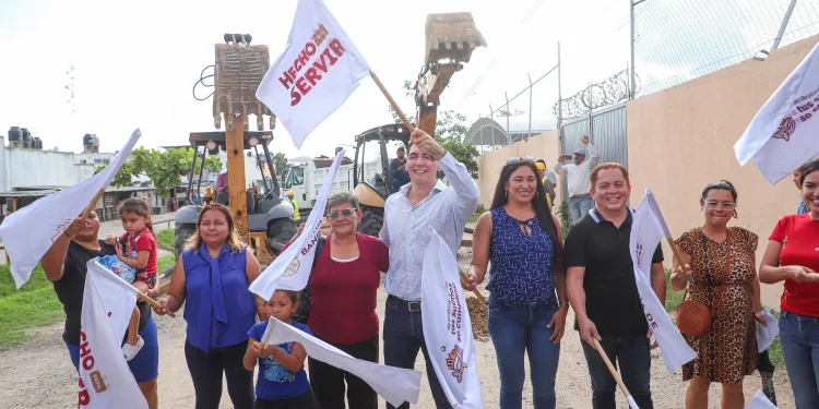 Arranca Héctor Santana obra de pavimentación en La Misión