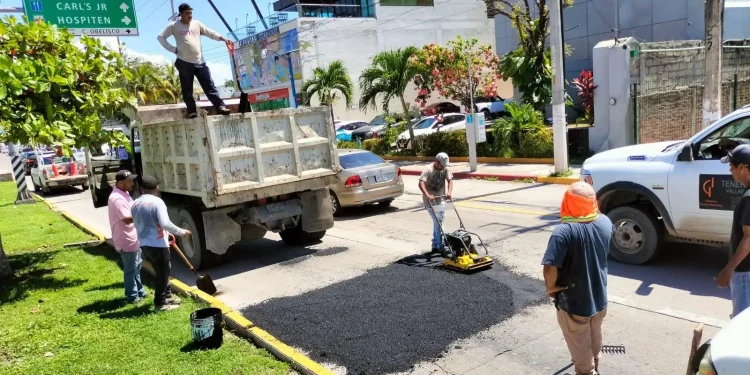 Arrancan obras de bacheo en puntos clave de Puerto Vallarta