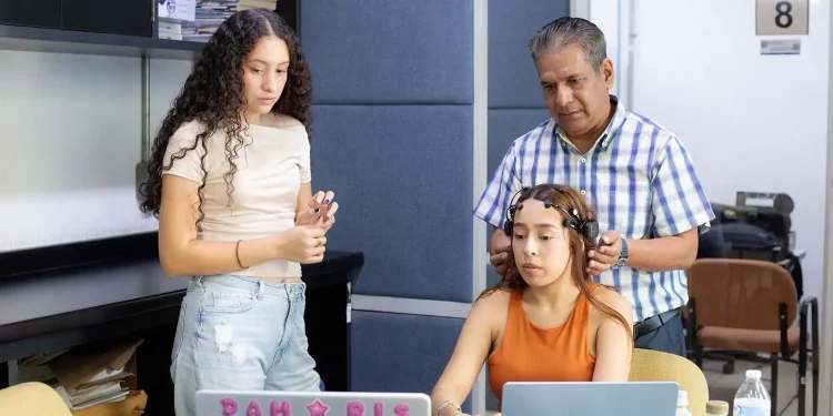 Programa Delfin de la UAN explora la actividad eléctrica del cerebro