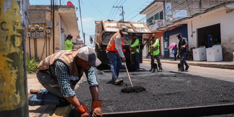 Bahía de Banderas intensifica trabajos de bacheo en avenidas principales
