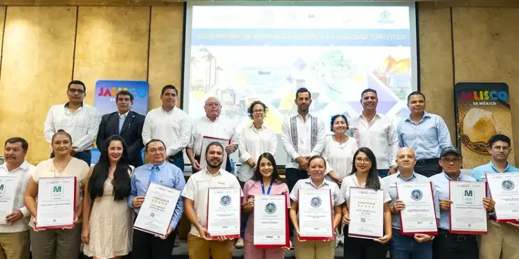Reconocen a empresas turísticas con entrega de distintivos en Puerto Vallarta