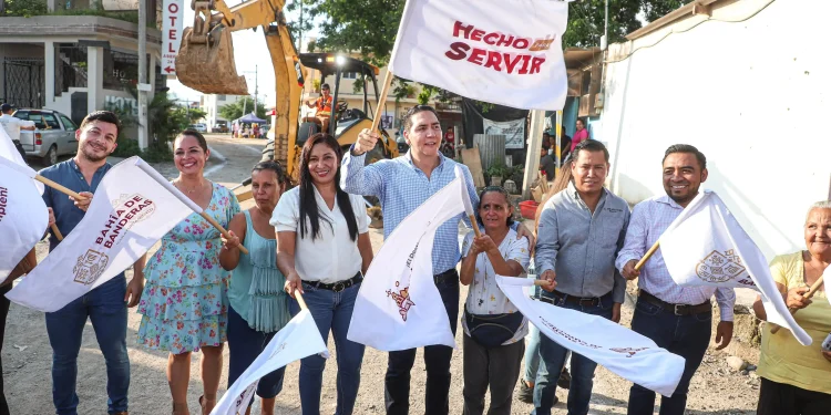 Héctor Santana da inicio a obra histórica en Mezcales