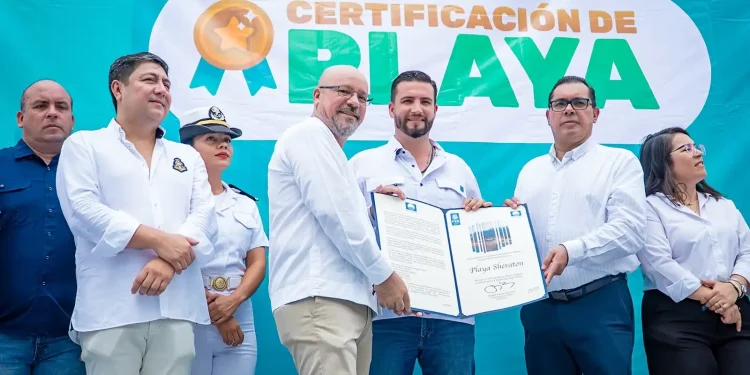 Puerto Vallarta celebra certificación Blue Flag para Playa Camarones