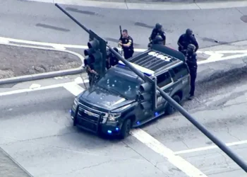 ¿Pronto será tendencia? Un hombre armado acribilla la sede de los CDC y mata a un policía