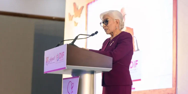 Beatriz Estrada Martínez rinde su cuarto informe al frente del DIF Nayarit