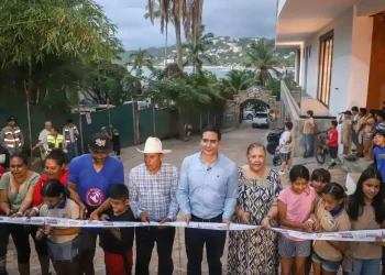 Héctor Santana inaugura la calle Niños Héroes en Sayulita