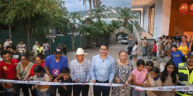Héctor Santana inaugura la calle Niños Héroes en Sayulita Héctor Santana inaugura la calle Niños Héroes en Sayulita