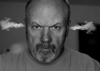 Irradiados e irritados: La sutil influencia del bombardeo inalámbrico