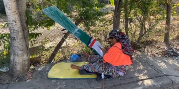 Alicia Cosío: 40 años tejiendo historias desde una banqueta en Mezcales