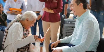 Héctor Santana atiende de frente a vecinos de Santa Fe en Audiencia Ciudadana